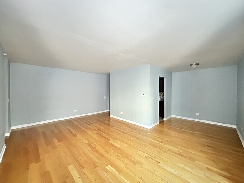 Building Photo - 5820 N Sheridan Rd