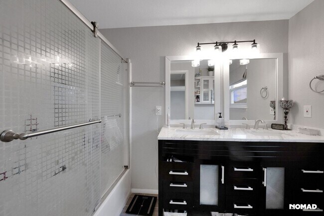 Building Photo - Spacious 4BR House in Aurora