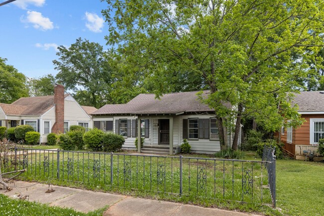 Building Photo - Stylish & Newly Renovated 4 Bedroom 2 Bath...