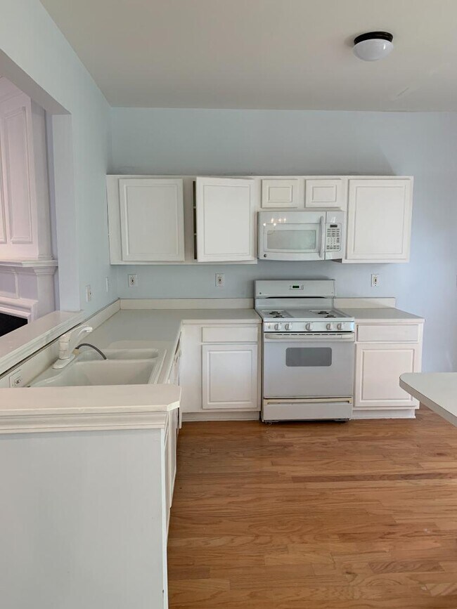 Building Photo - 27 Highoak Dr