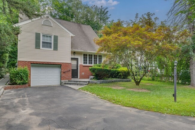 Building Photo - 4-bedroom, 2-bathroom home located in the ...