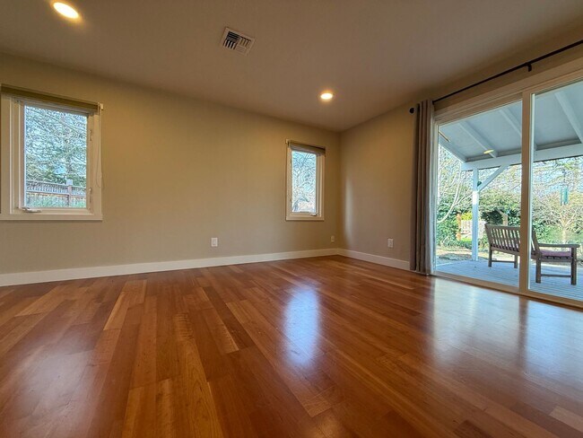 Building Photo - One bedroom/One Bath Apartment with outdoor space on quiet flag lot!  Available Now