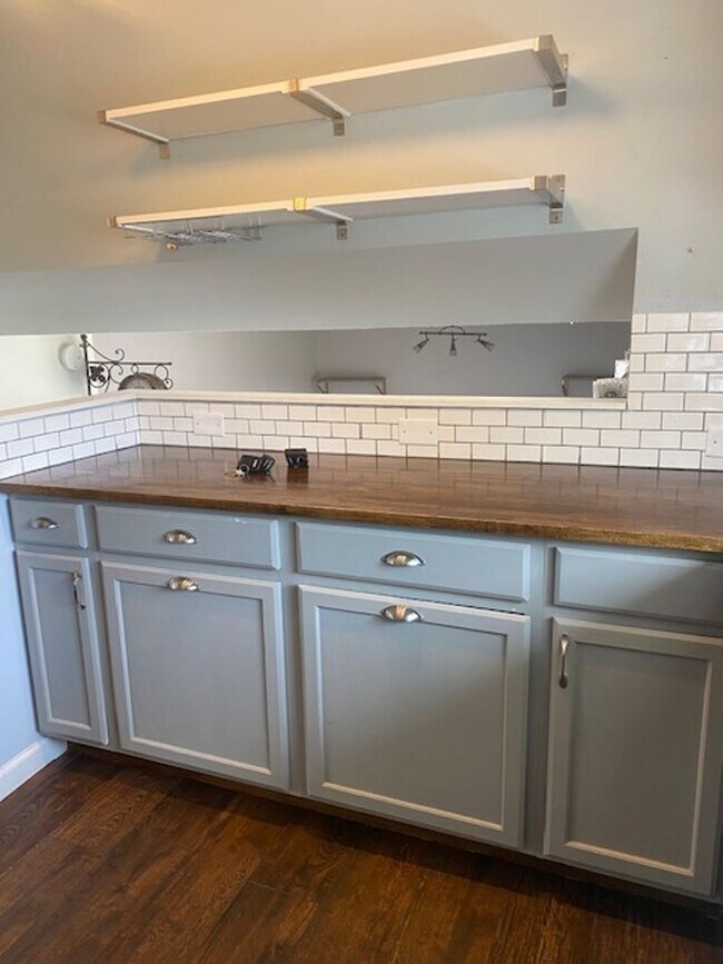 Building Photo - 3 Bedroom Tri-level in Woodland Hills