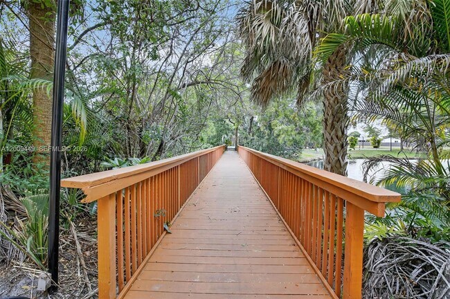 Building Photo - 9999 Summerbreeze Dr