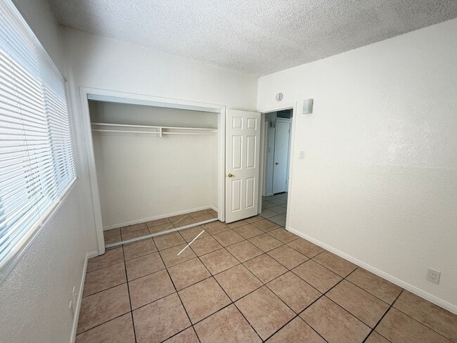 Building Photo - 2 bedroom