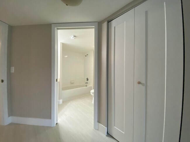 Building Photo - 1600 Crestwood Ct S