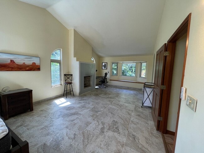 Building Photo - Spacious 4-Bedroom Retreat in Haiku with S...