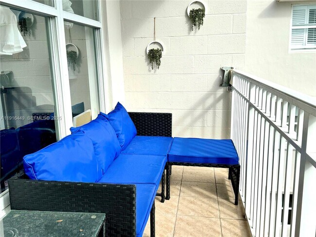 Building Photo - 1300 Lincoln Rd