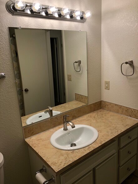 Building Photo - 583 Amanita St