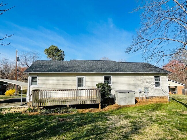 Building Photo - Available Now! North Lincoln Schools - 3 Bedrooms 2 Bath home on quiet street