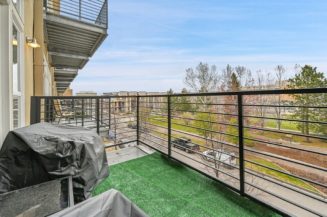 Building Photo - Immaculate, Beautifully Furnished  1-Bed 1-Bath Condo- Available Now!