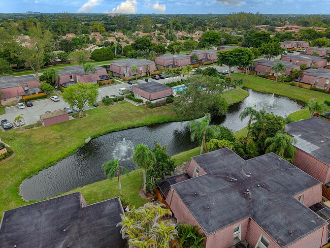 Building Photo - 7690 Courtyard W Run