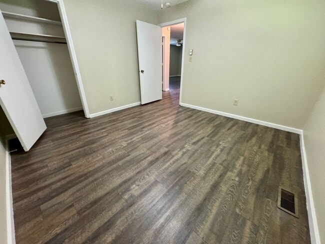 Building Photo - Move-in Ready!