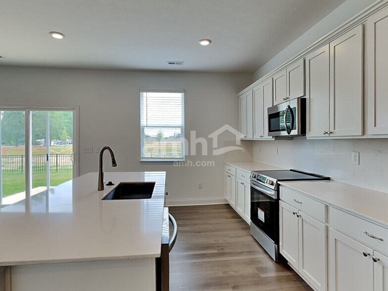 Building Photo - 226 Deanscroft Dr