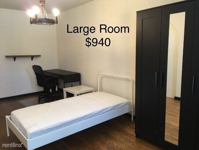 Building Photo - 2 br, 1 bath Condo - 4204 11th Avenue NE 08