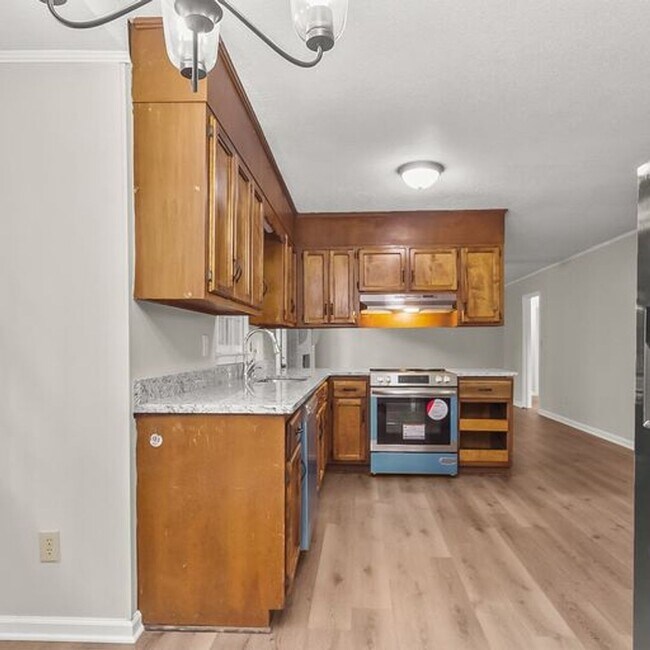 Building Photo - Beautiful 3 Bed 2 Bath Home! Available Fall 2026!