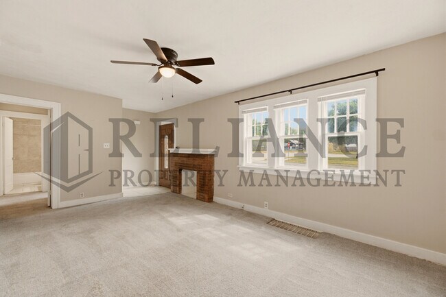 Building Photo - 703 S Grove Dr