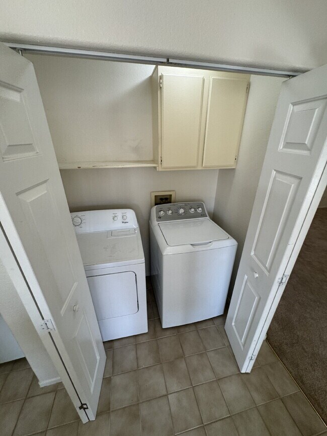 Building Photo - 3 Bed, 2 1/2 Bath Henderson