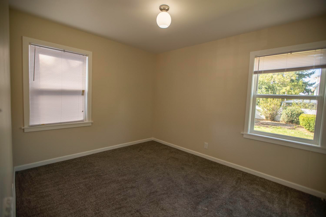 Building Photo - Remodeled Mt. Scott 2 bedroom / 1 bath w/ ...