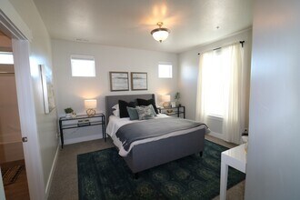 Building Photo - 3 Bedroom 2 Bathroom Condo in Vineyard!
