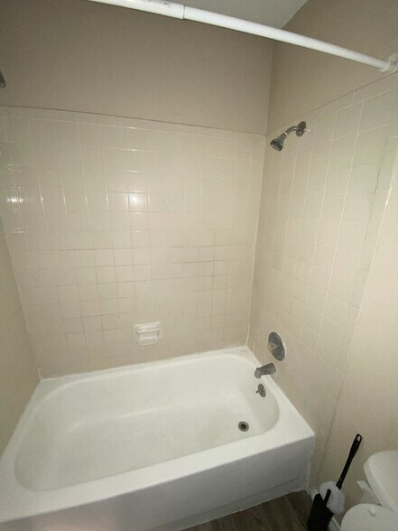 Shower 1 - 10619 Starcrest Dr