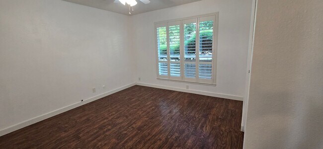 Building Photo - 415 Sutton Pl