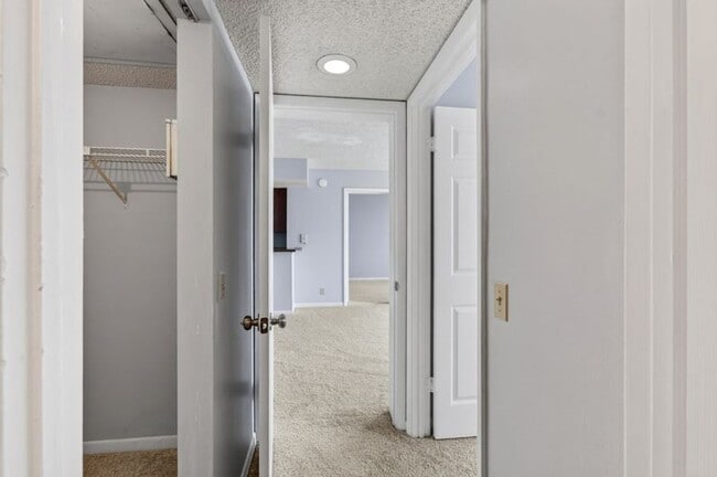 Building Photo - 2 Bedroom 2 Bathroom Move-In Ready Rental near Tanger Outlets!