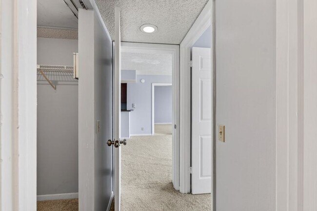 Building Photo - 724 Executive Center Dr