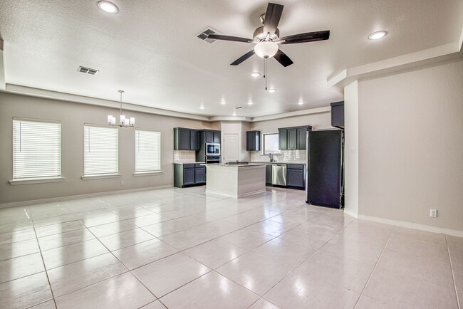 Building Photo - Beautiful  House 3 beds/3 baths. This Prop...