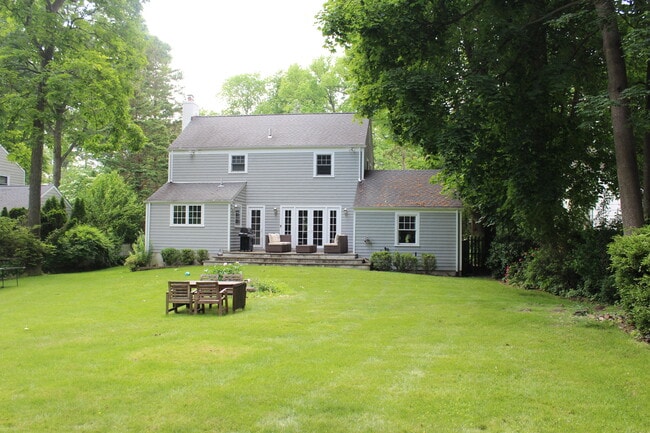 Building Photo - 724 Forest Ave