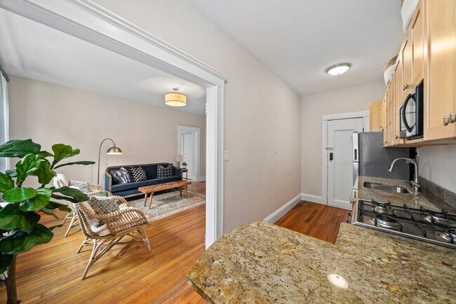 Building Photo - 229 Kelton St