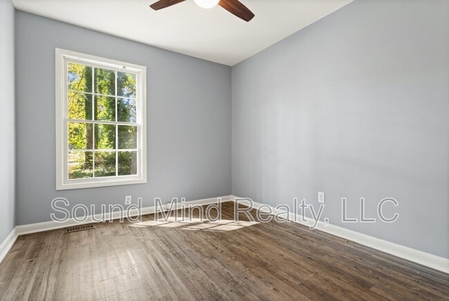Building Photo - 305 Golf Course Dr