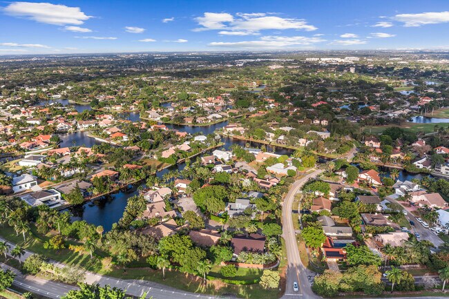 Building Photo - 8305 Casa Del Lago