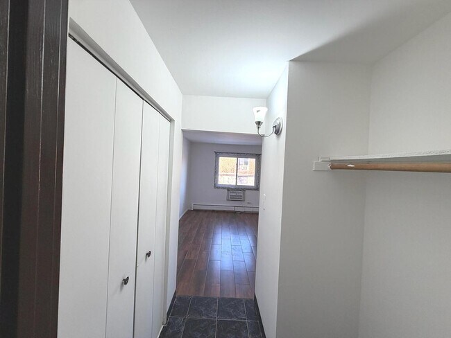 Building Photo - 256 Shorewood Dr