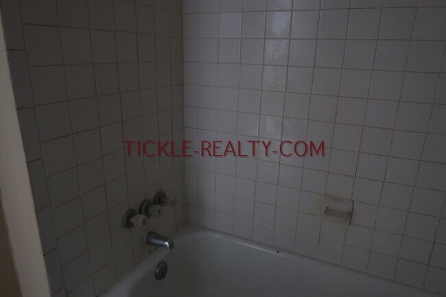 Building Photo - 164-166-166 Meigs St