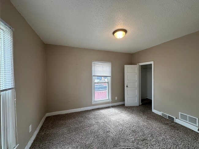 Building Photo - 806 2nd Ave SW