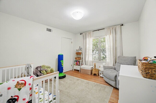 Building Photo - 6267 Chevy Chase Dr