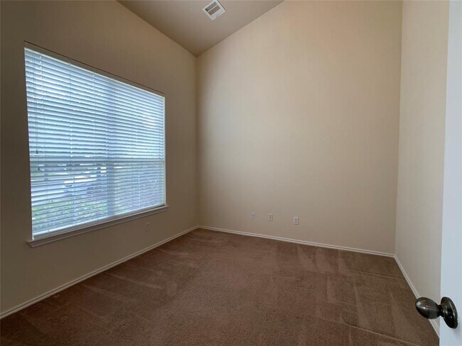 Building Photo - 104 Lava Bed Dr