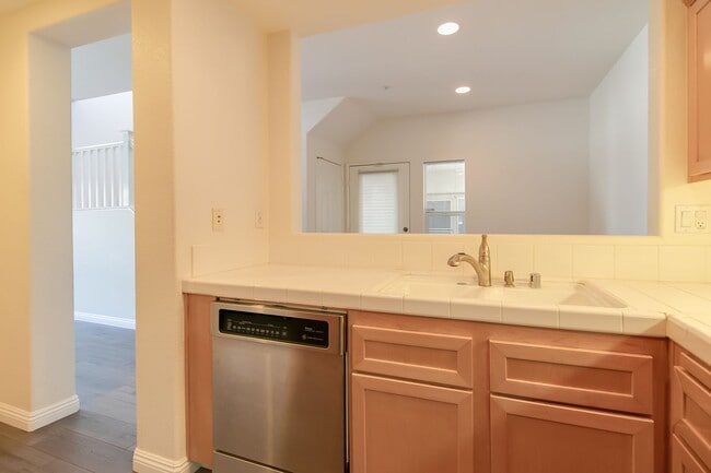 Building Photo - Multi-level Spanish Mission Style 3 Bed 2.5 Bath in Pasadena!