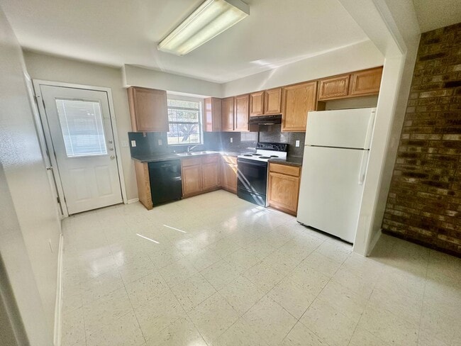 Building Photo - Cozy 2/1 Duplex in Pleasanton w/ Dedicated Parking ~ Move-In Ready!