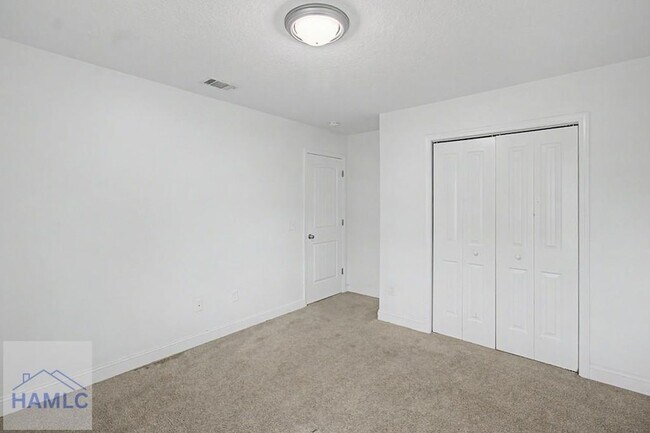 Building Photo - 390 Fairview Cir