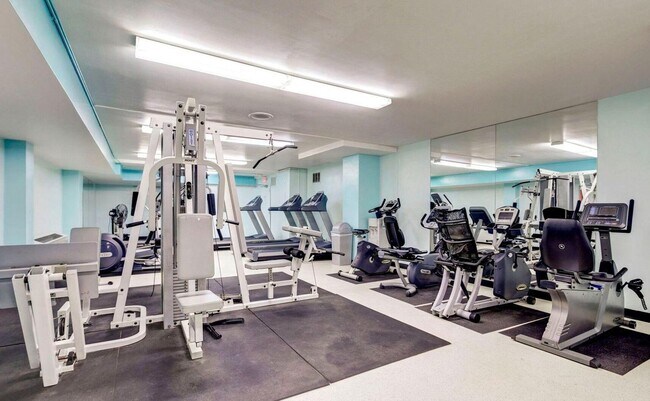 Building Photo - Spectacular Studio in Van Ness East with U...