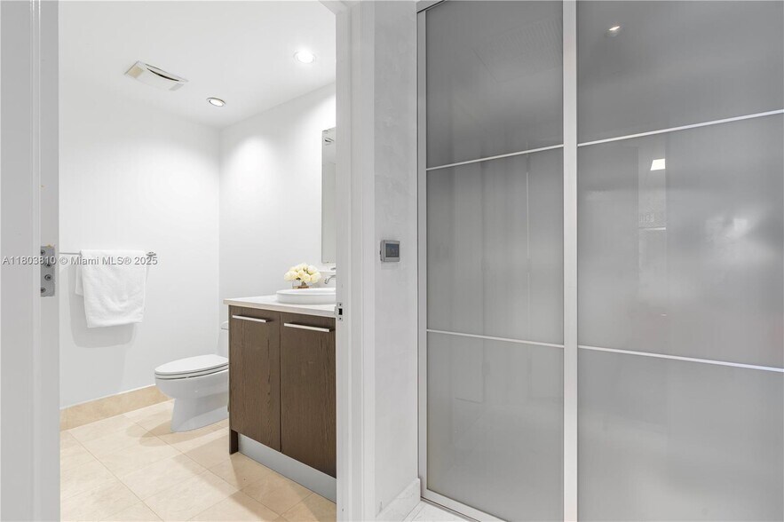 Building Photo - 17121 Collins Ave