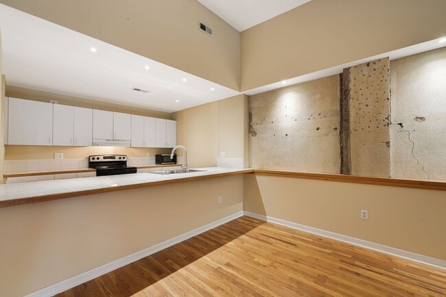 Building Photo - Stylish Studio Condo in Downtown Asheville...