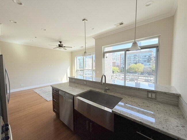 Building Photo - 1002 W Van Buren St
