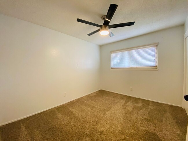 Building Photo - $2,100 Charming 3 Bedroom Home With 2 Livi...