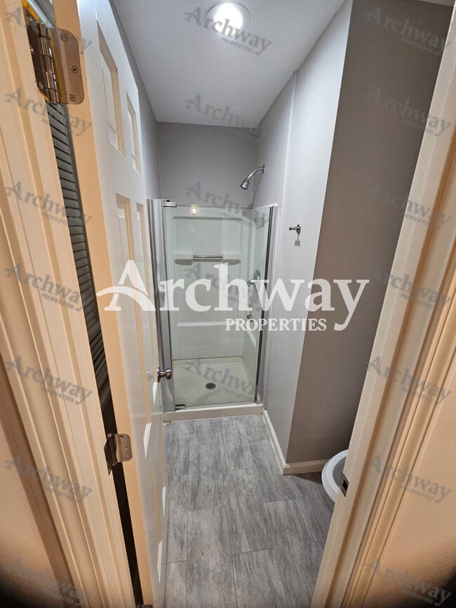 Building Photo - 1600 W Elm Terrace