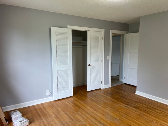 Building Photo - Single Family Home on almost an acre, 4 be...