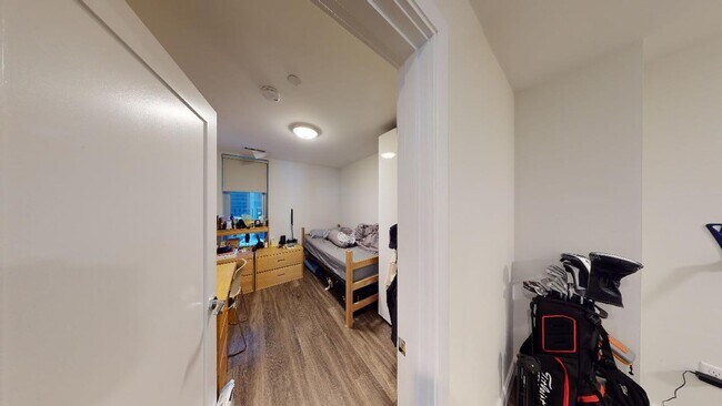 Building Photo - No Brokers Fee, 5 Bed. 2 Full Bathrooms in South End, Eat-in Kitchen, Big Bedrooms, Laundry on a ...