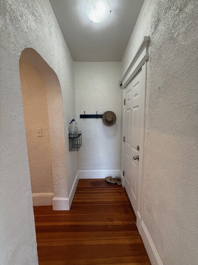 Building Photo - Available NOW! Spacious & Modern 2 Bedroom unit ready for move in!